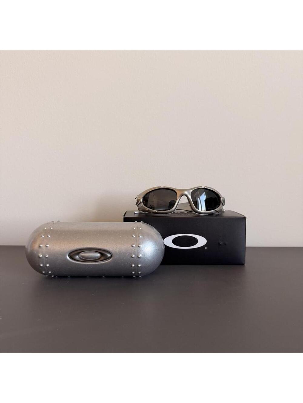 Oakley Men's Silver and Grey Sunglass